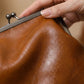 👜 SCONTO DEL 60% ORA! 💋 Borsa a tracolla da donna con chiusura Kiss Lock e manico superiore – Chiusura vintage in ottone e forma strutturata – Tracolla removibile, perfetta per l'uso quotidiano o per una cena romantica ✨