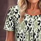 💥【OFFERTA LIMITATA -62%】🔥Top stampato con collo tondo oversize | Vestibilità casual | Anti-piega e traspirante | Motivo artistico unico | Verde/Viola/Blu, taglie dalla S alla 3XL