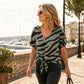 🔥 OFFERTA LIMITATA – 60% OFF!🔥Selezione top🔥 Maglietta da donna con scollo a V e laccio sul davanti, con motivo zebrato